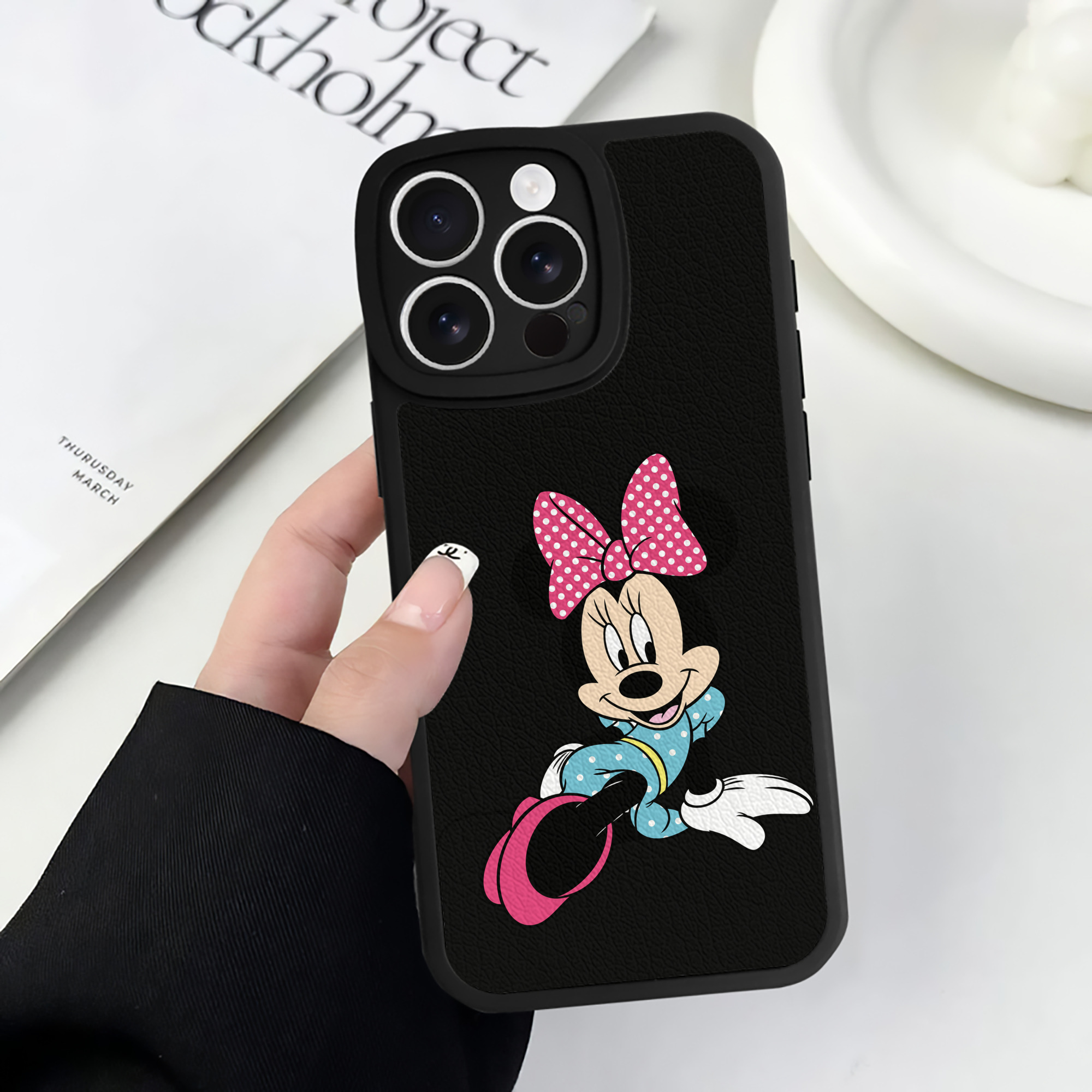 （画像用） ミッキーマウス Mickey Mouse 【iPhone 16シリーズ対応】シリコンスマホケース（レザー調） 材質：シリコン